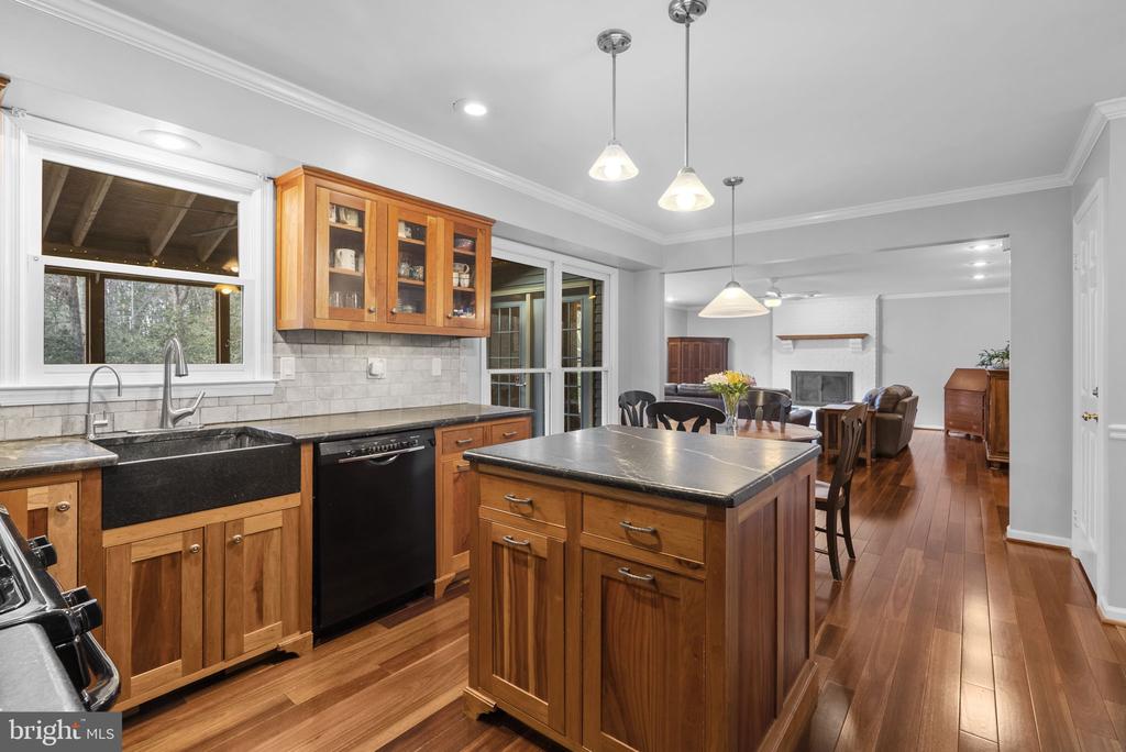 212 AMBLESIDE DRIVE