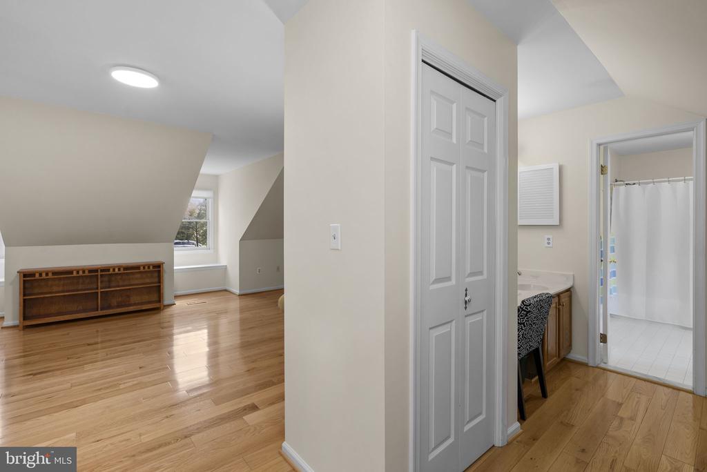 212 AMBLESIDE DRIVE