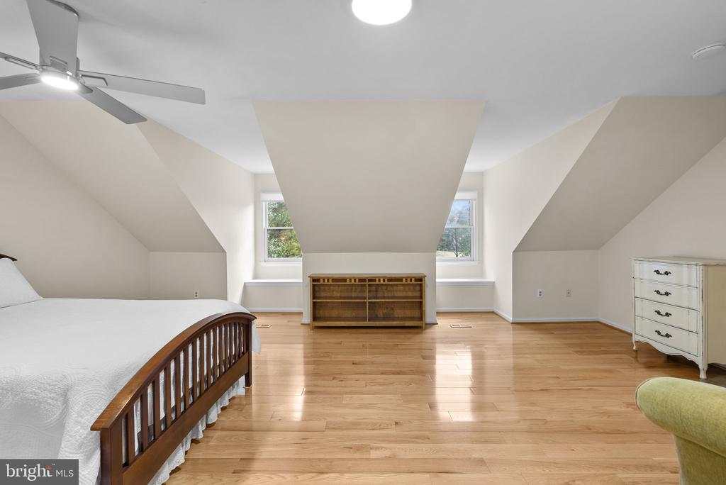 212 AMBLESIDE DRIVE
