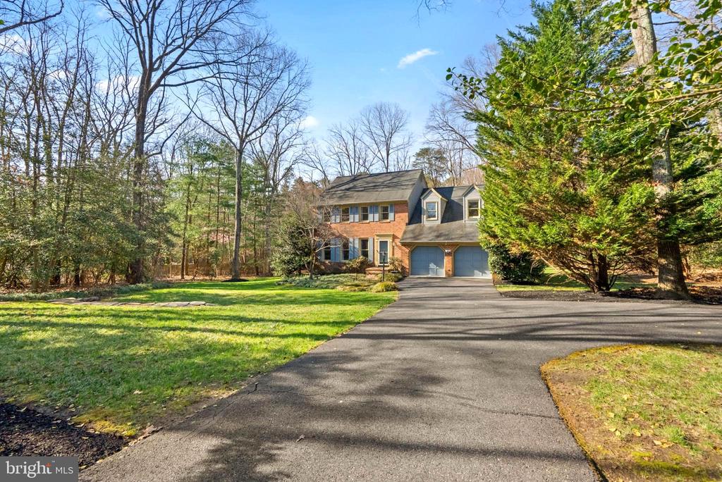 212 AMBLESIDE DRIVE