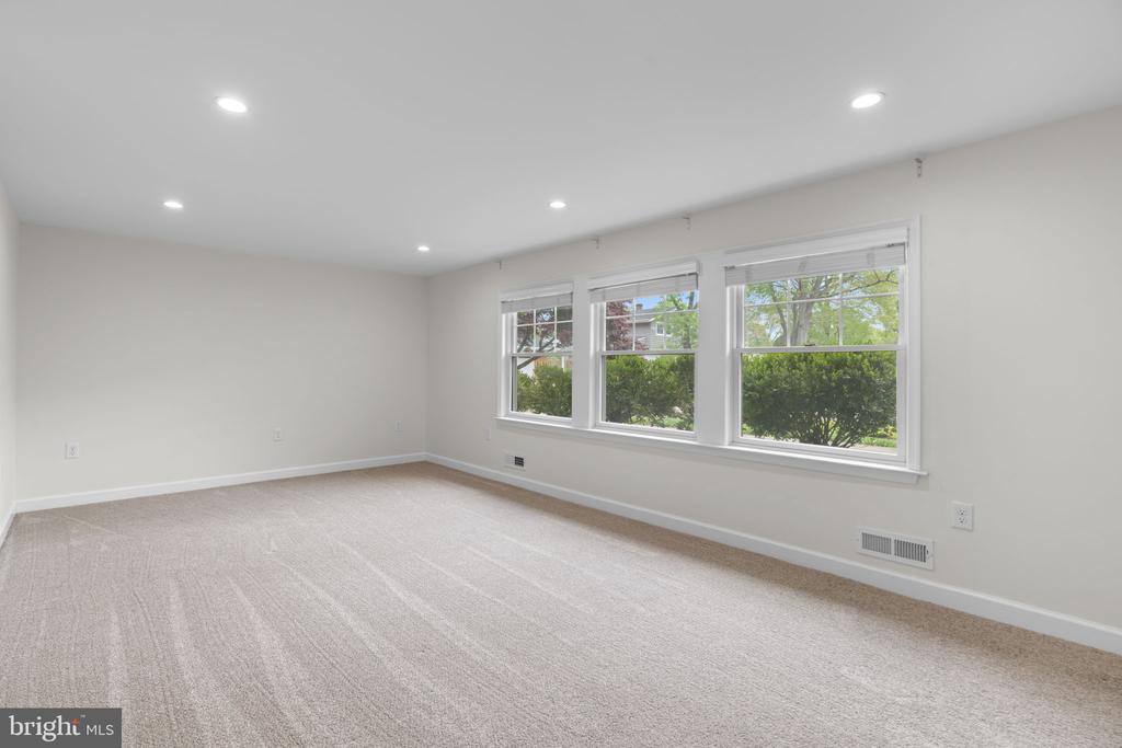 10 CAROLE COURT