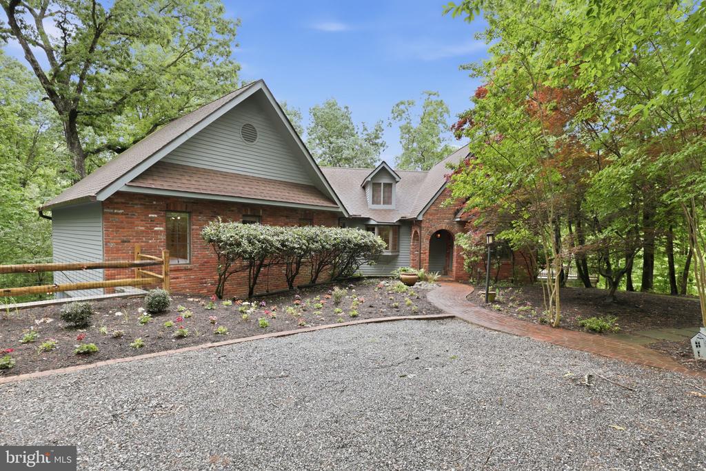 2809 CLOVE LANE