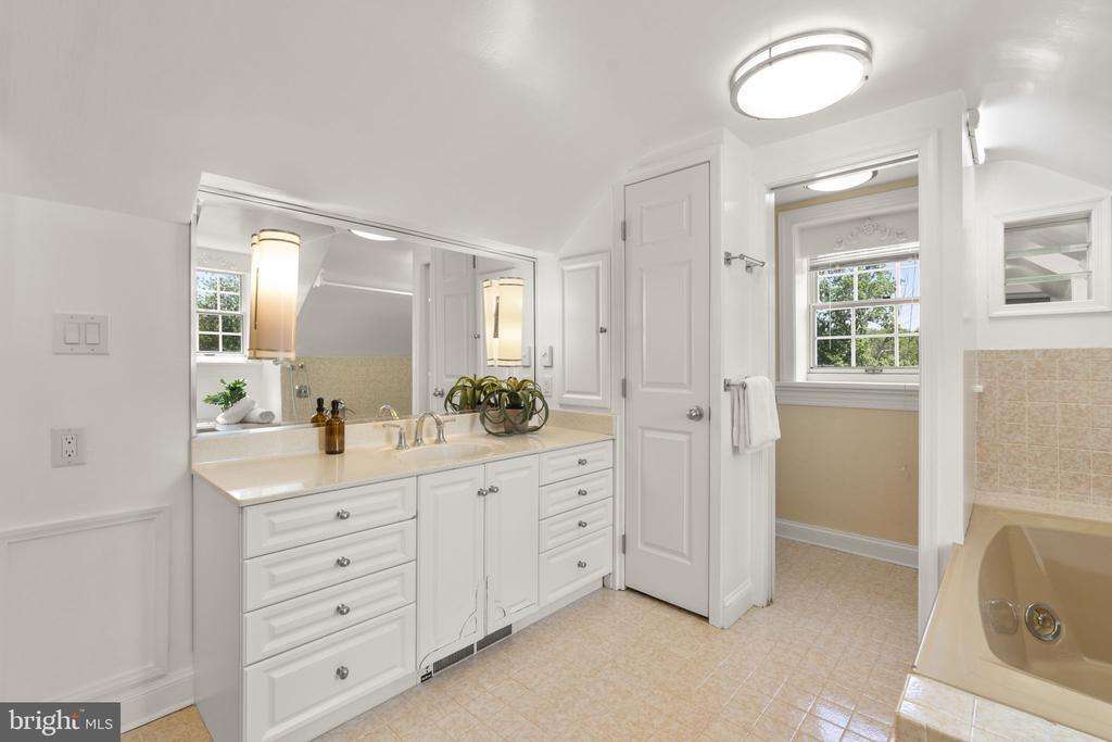 1002 GRANDA FLORA COURT