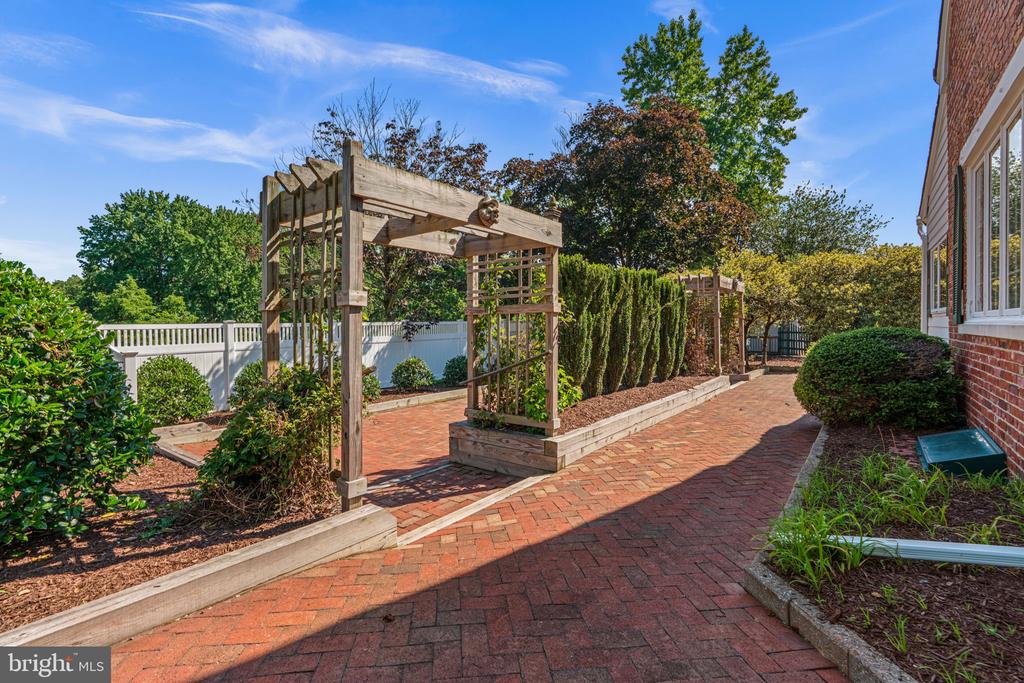 1002 GRANDA FLORA COURT