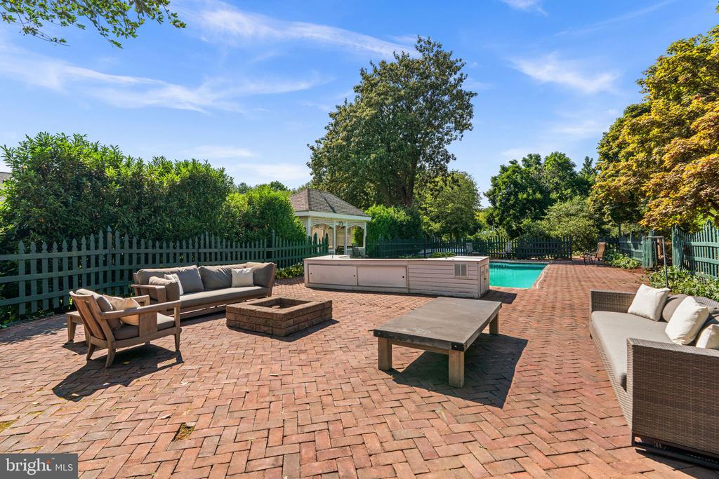 1002 GRANDA FLORA COURT