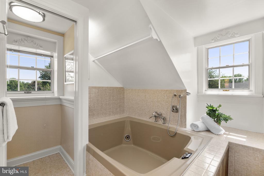 1002 GRANDA FLORA COURT