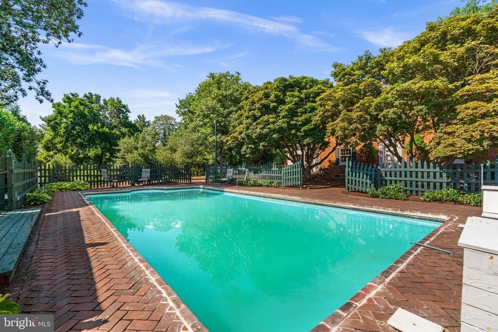 1002 GRANDA FLORA COURT