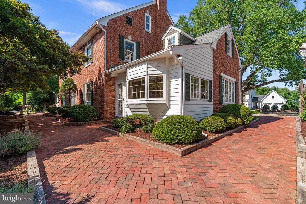 1002 GRANDA FLORA COURT