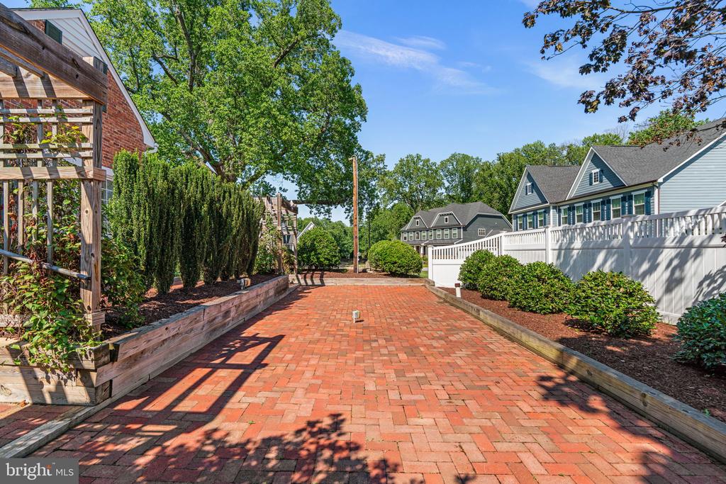 1002 GRANDA FLORA COURT