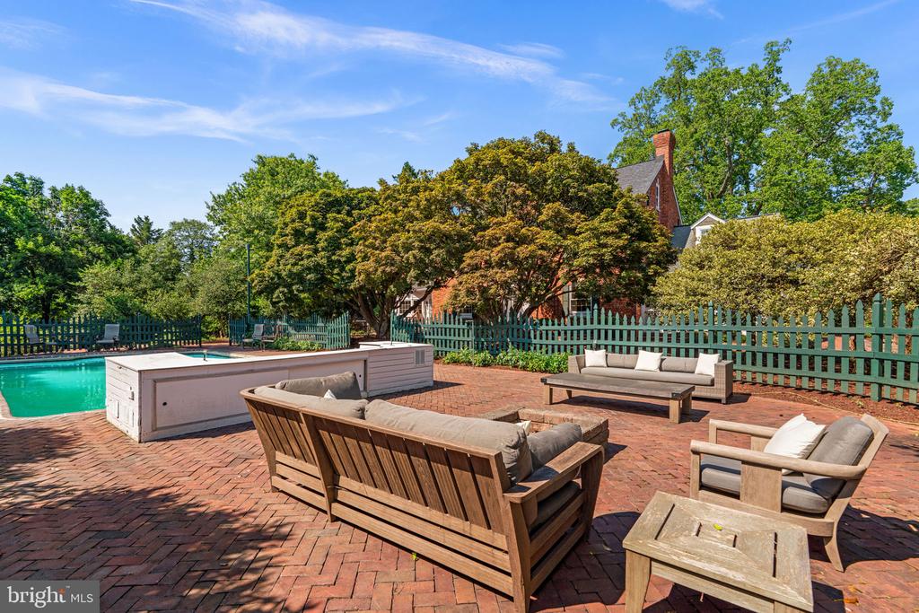 1002 GRANDA FLORA COURT