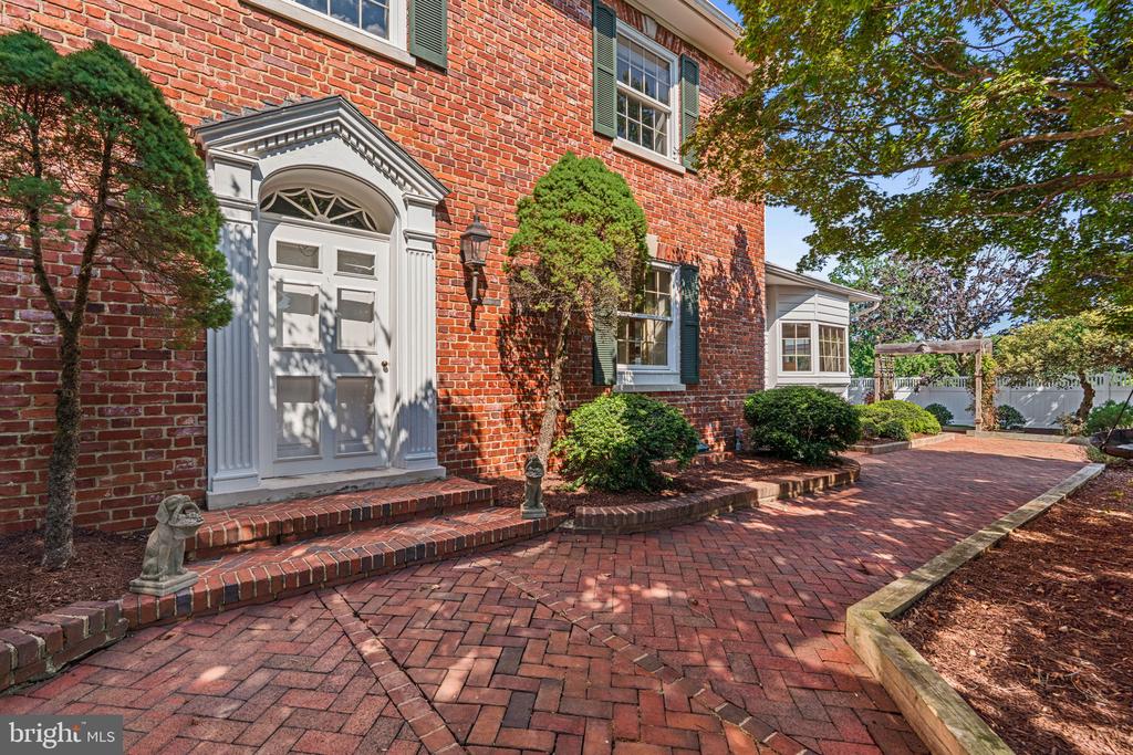 1002 GRANDA FLORA COURT