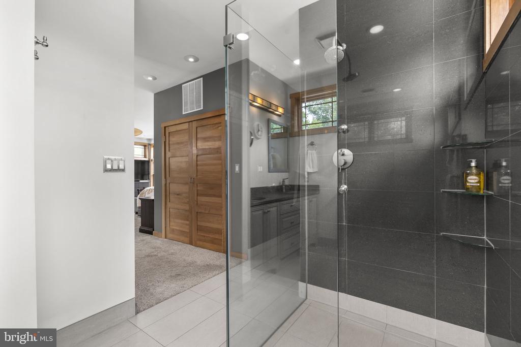 993 ROUND BAY ROAD