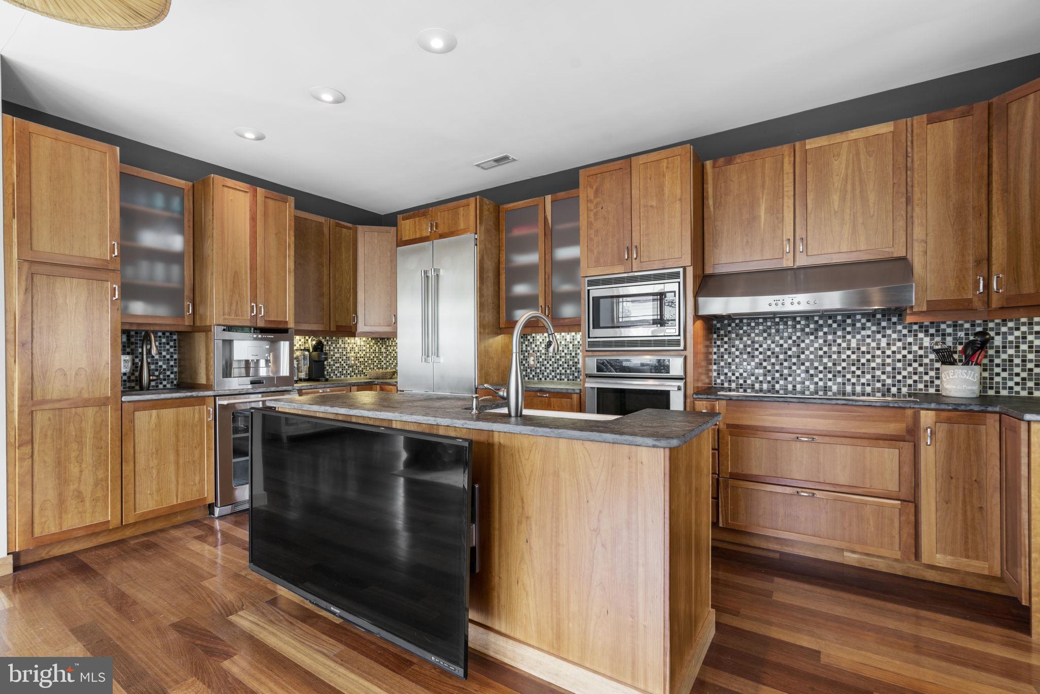 993 ROUND BAY ROAD