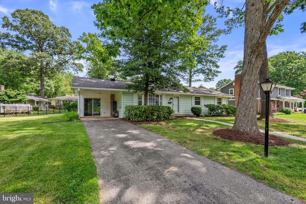 812 COTTONWOOD DRIVE