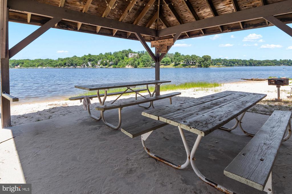 1123 CHINABERRY LANE