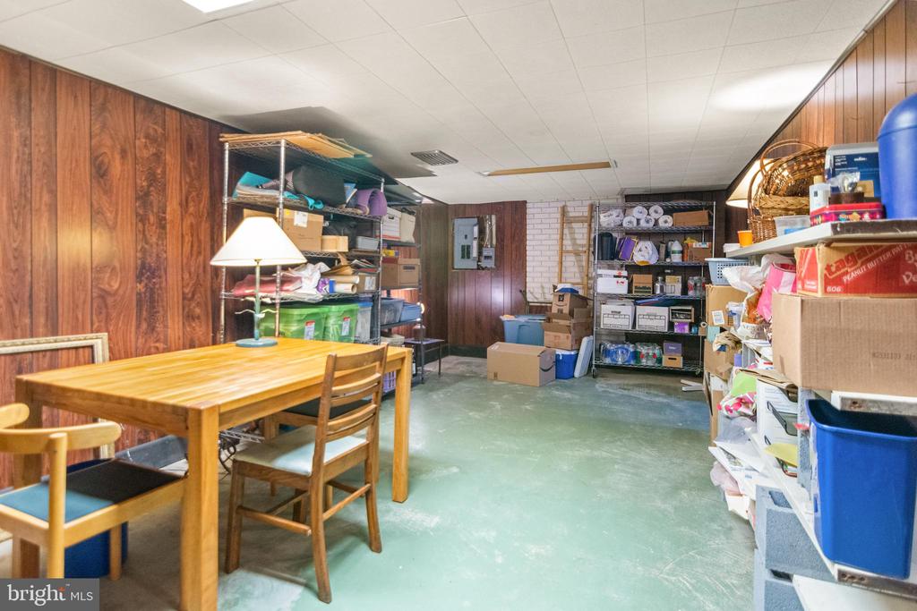 1123 CHINABERRY LANE