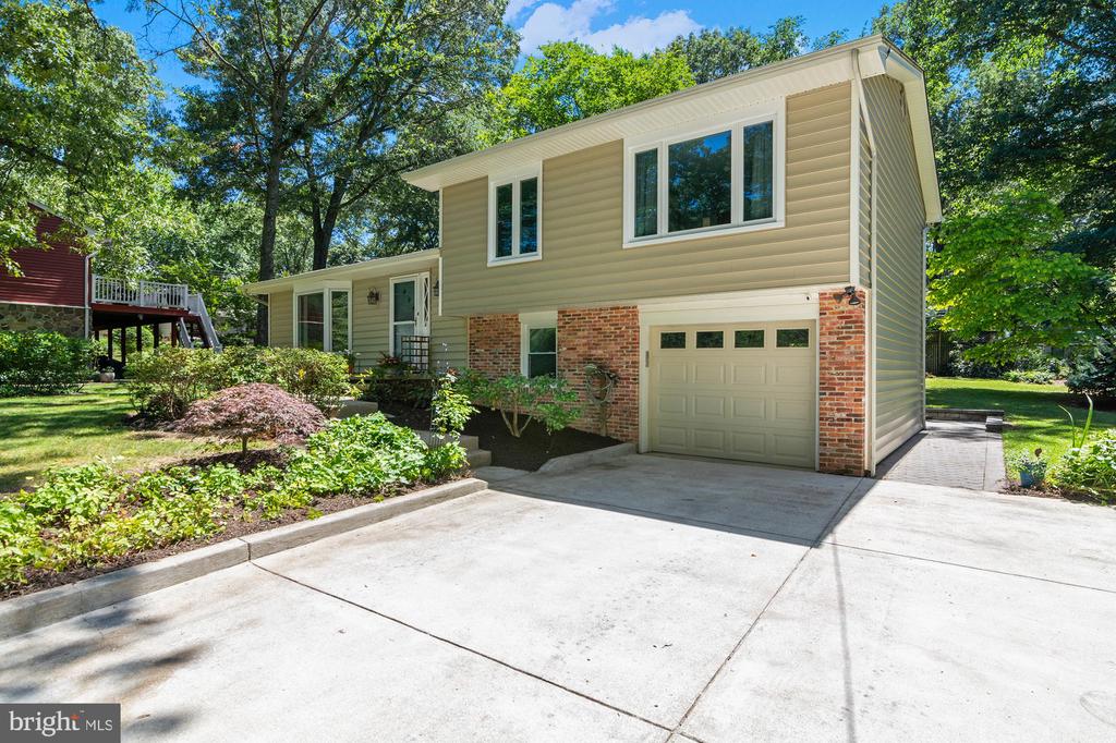 1123 CHINABERRY LANE