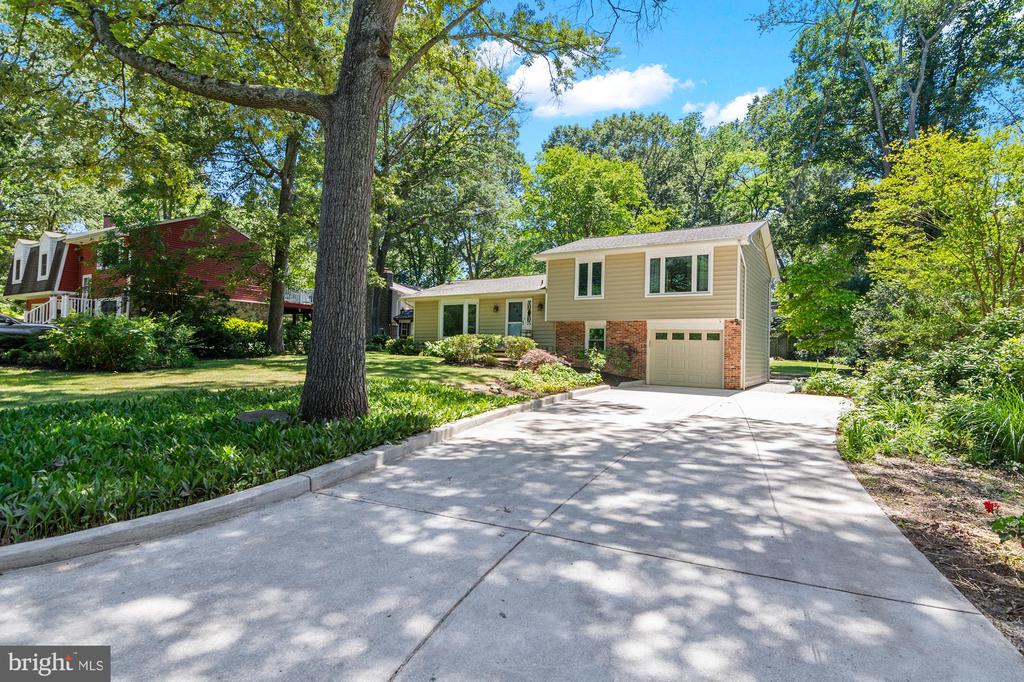 1123 CHINABERRY LANE
