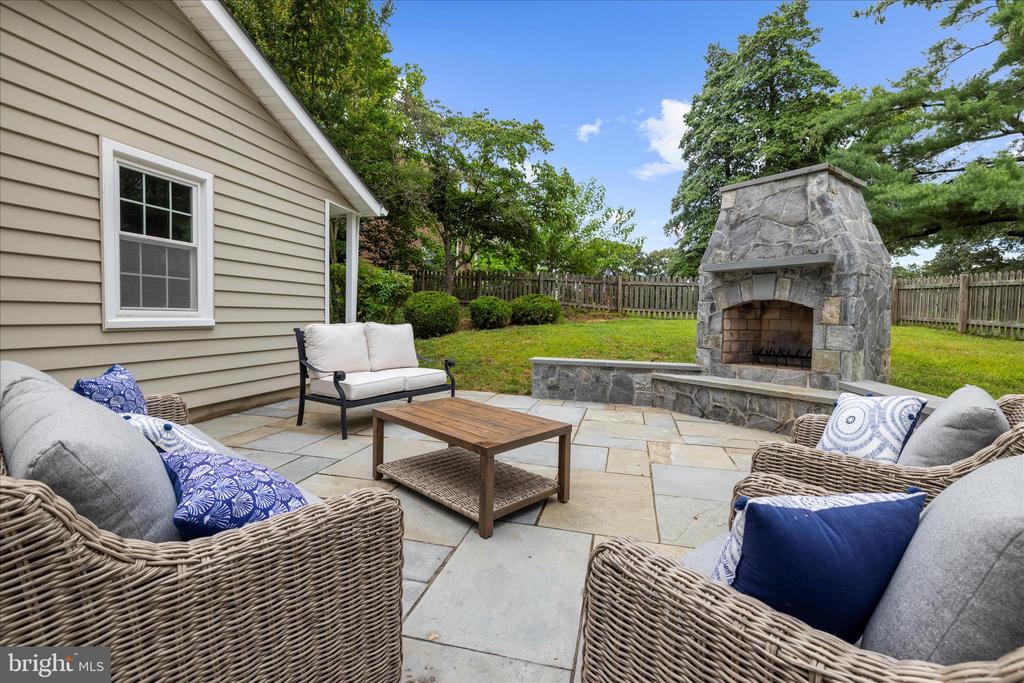 305 SAINT IVES DRIVE