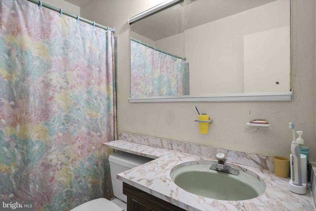402 ELMWOOD COURT