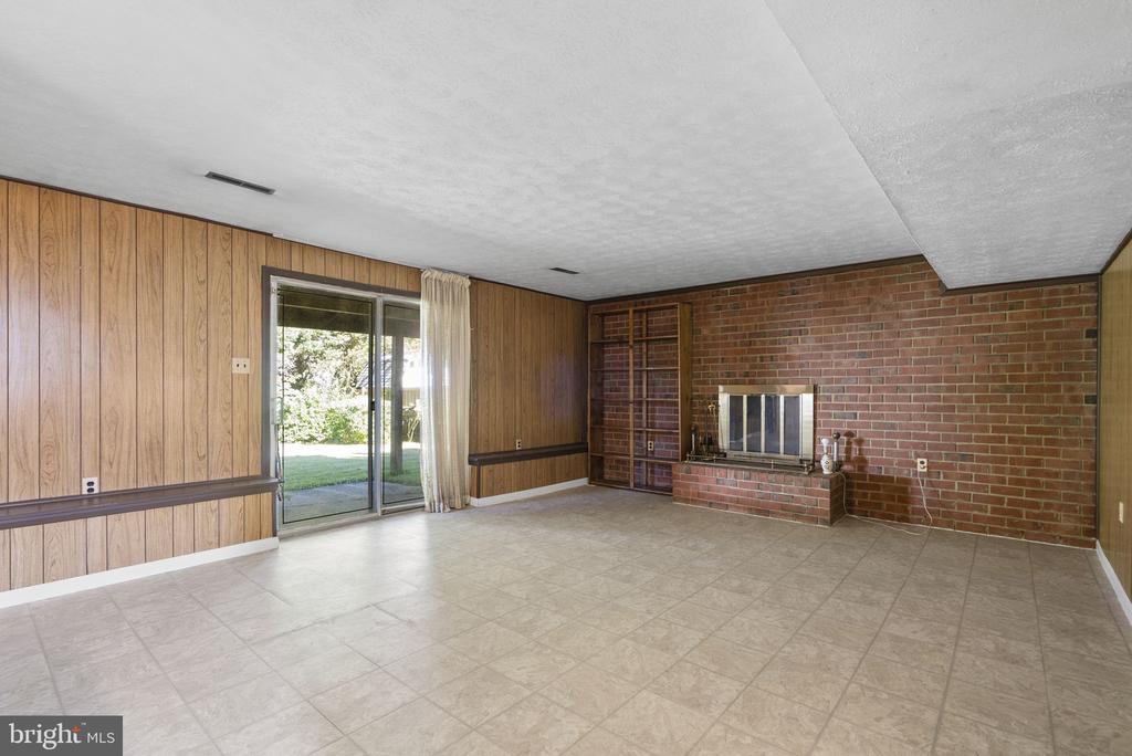 402 ELMWOOD COURT