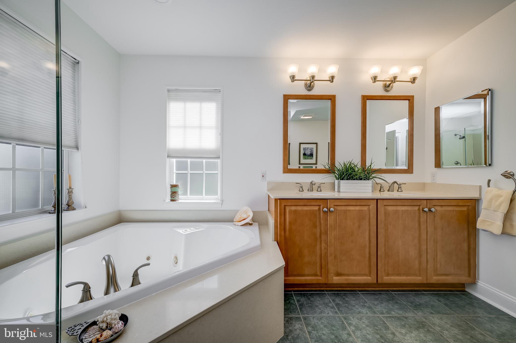 6508 FOLDED LEAF SQUARE