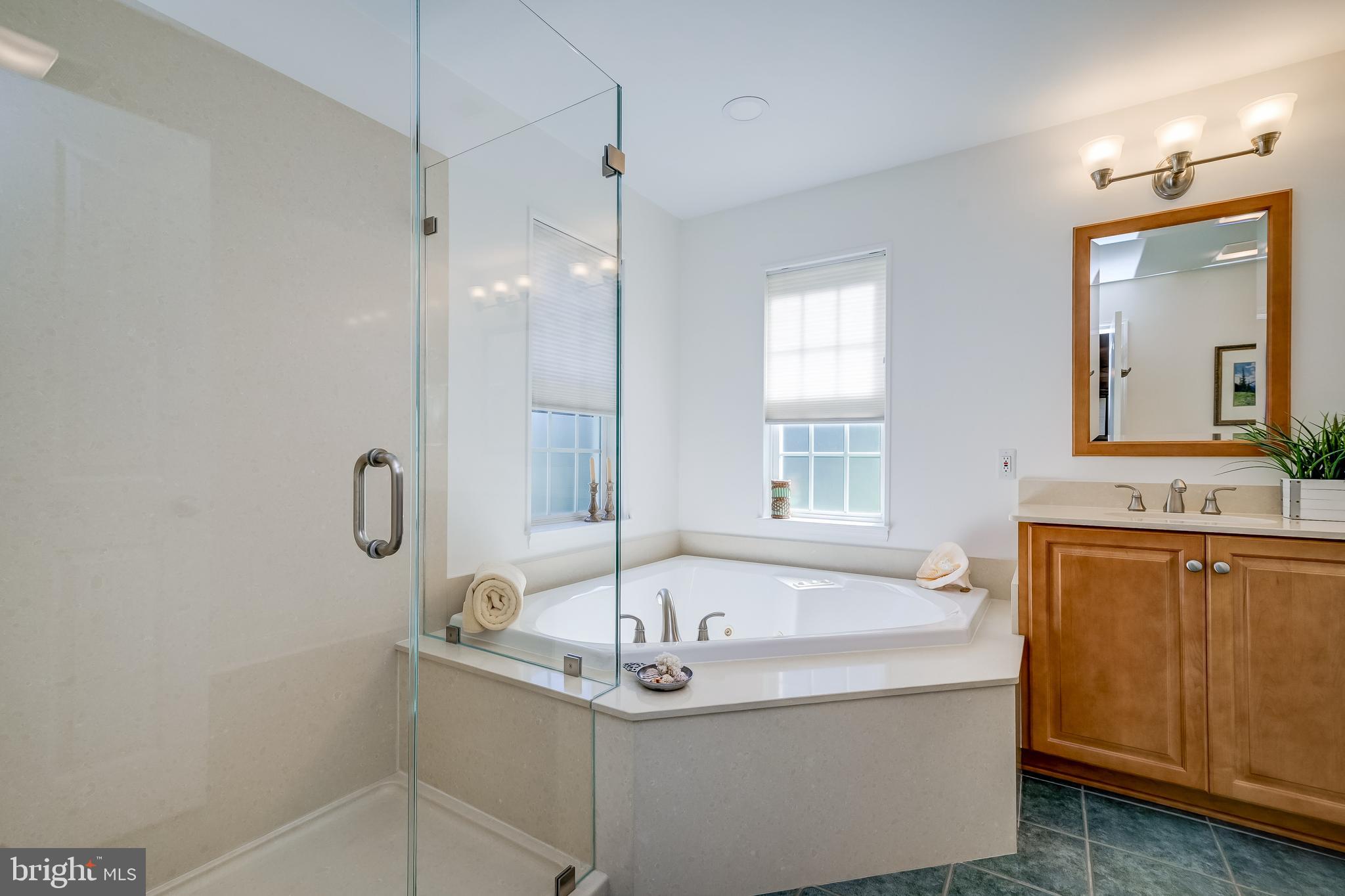 6508 FOLDED LEAF SQUARE