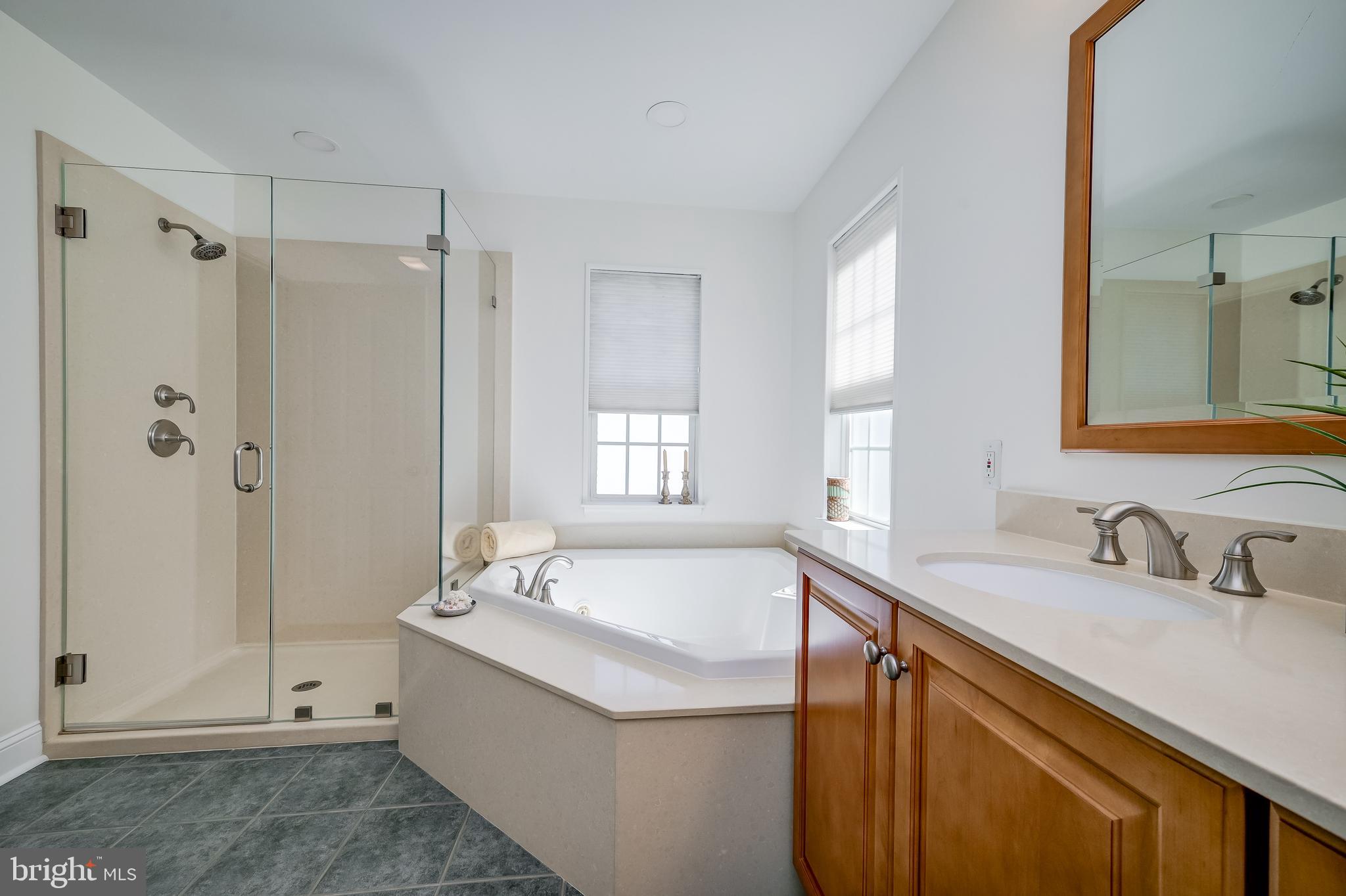 6508 FOLDED LEAF SQUARE