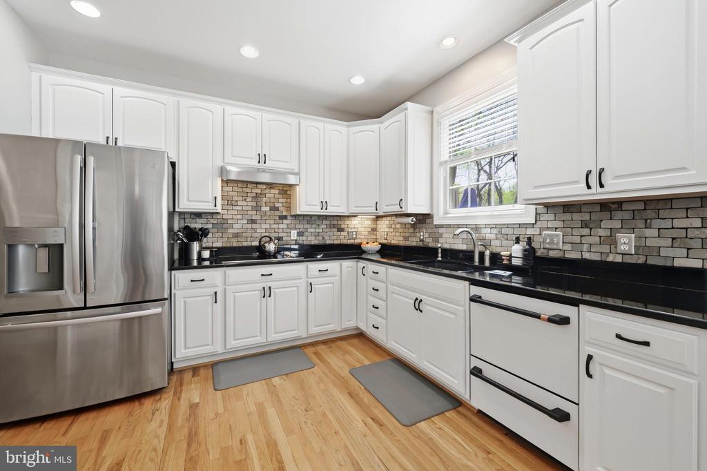 1033 AVALON COURT