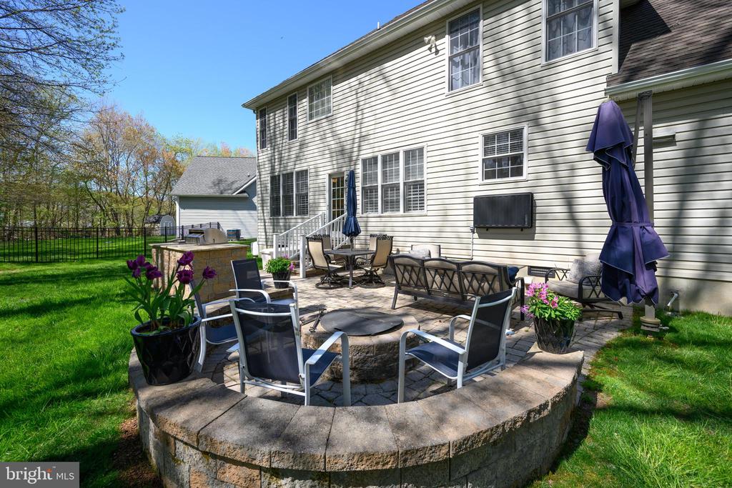 1033 AVALON COURT