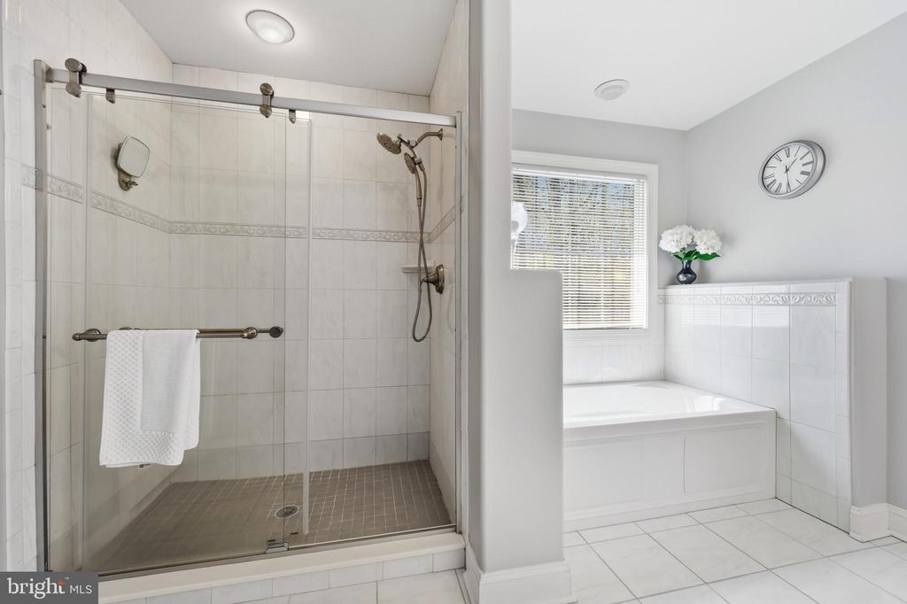 1033 AVALON COURT