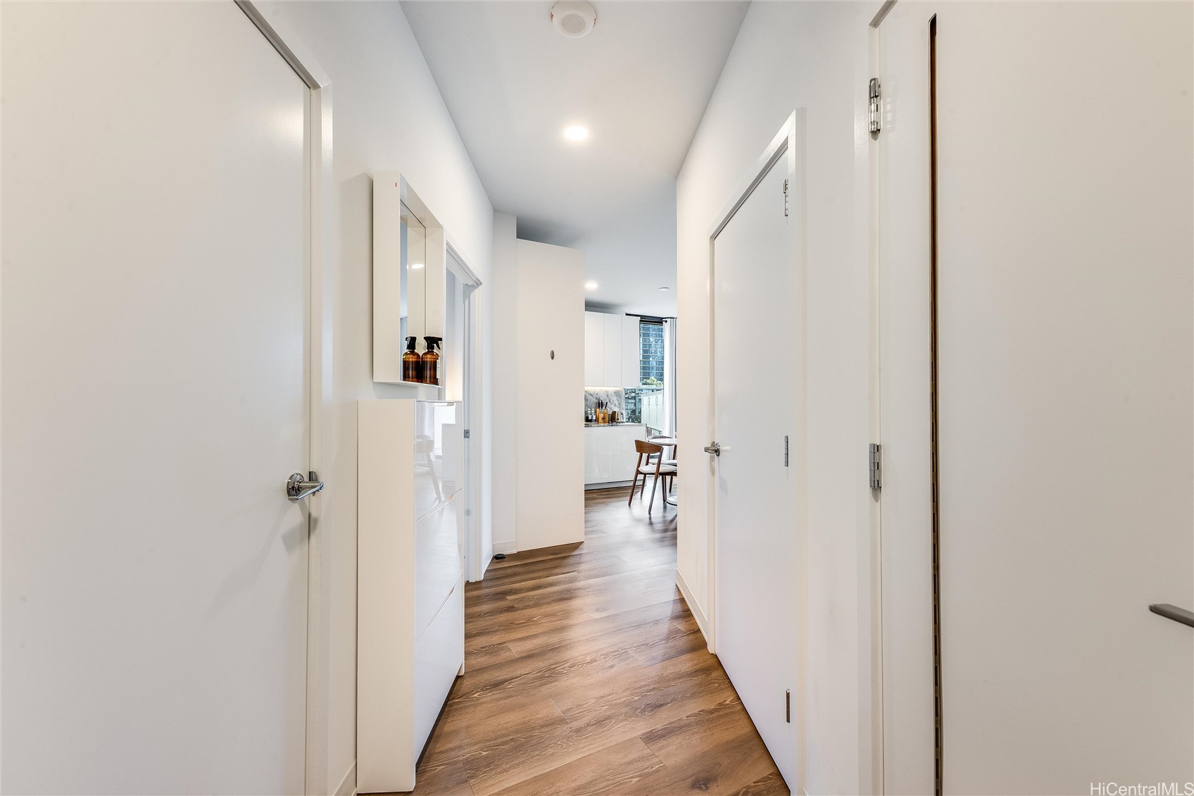 987 Queen Street 502