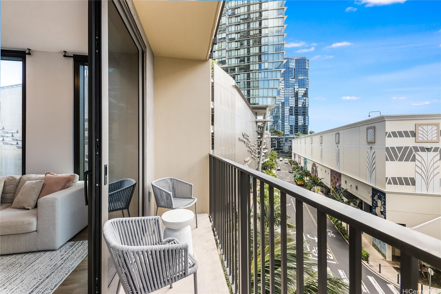 987 Queen Street 502