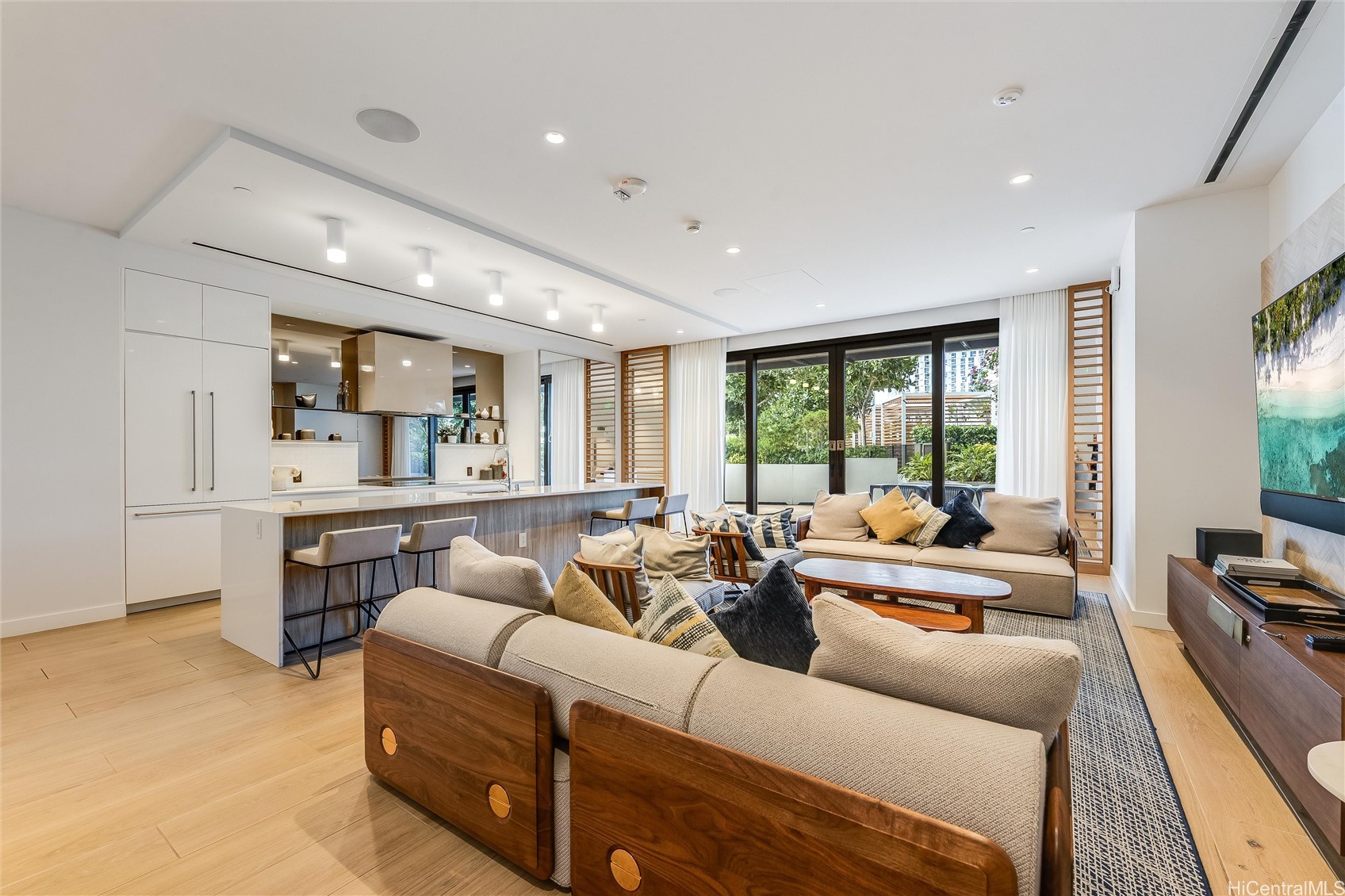 987 Queen Street 502