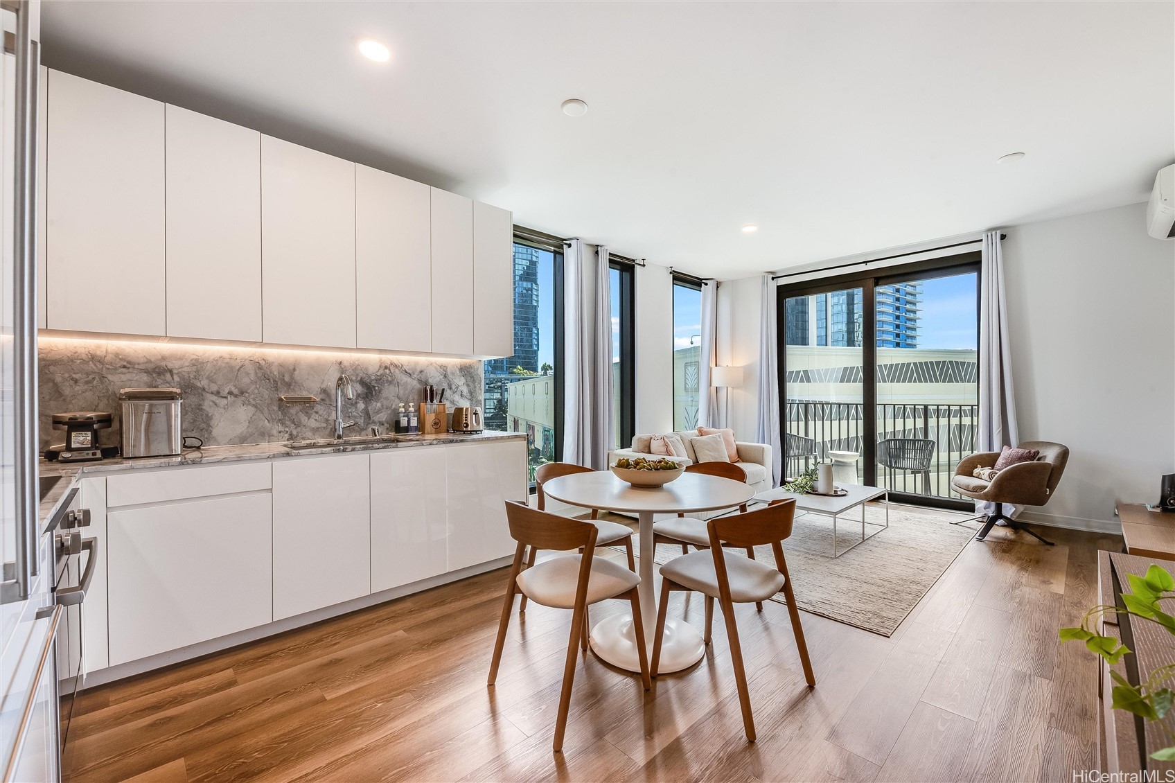 987 Queen Street 502