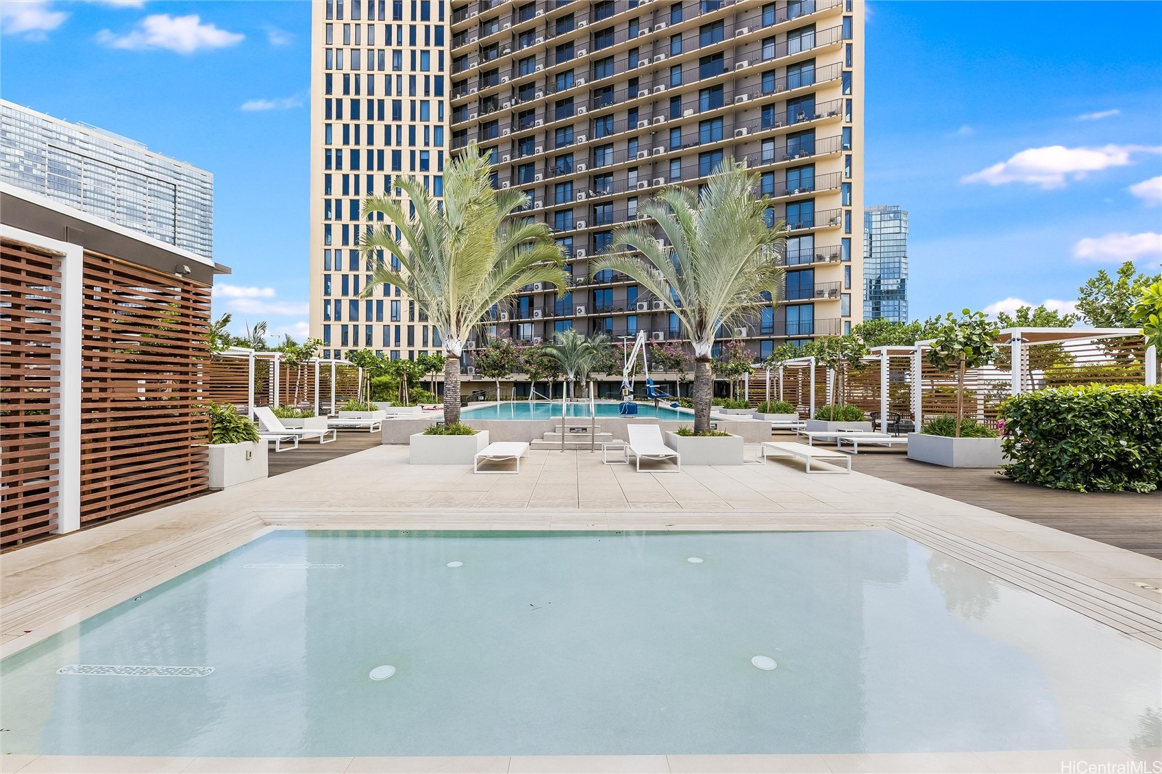 987 Queen Street 502