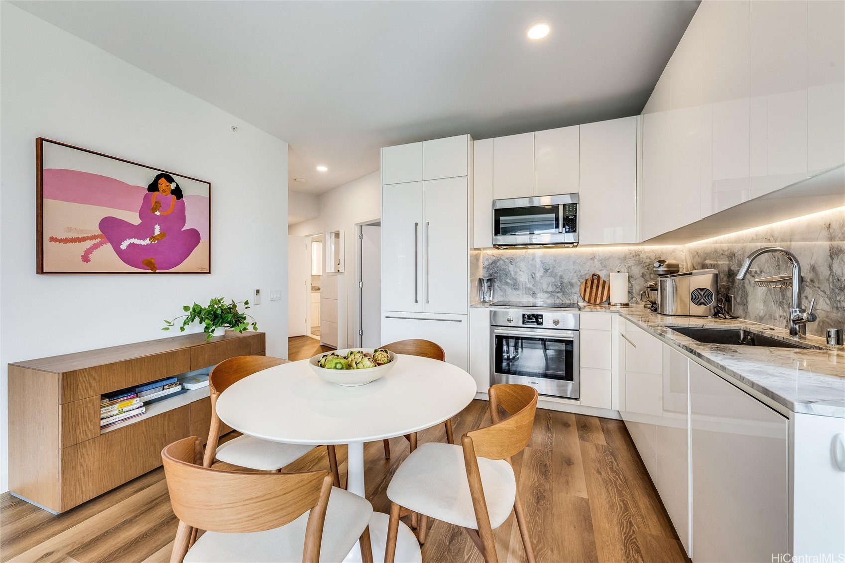 987 Queen Street 502