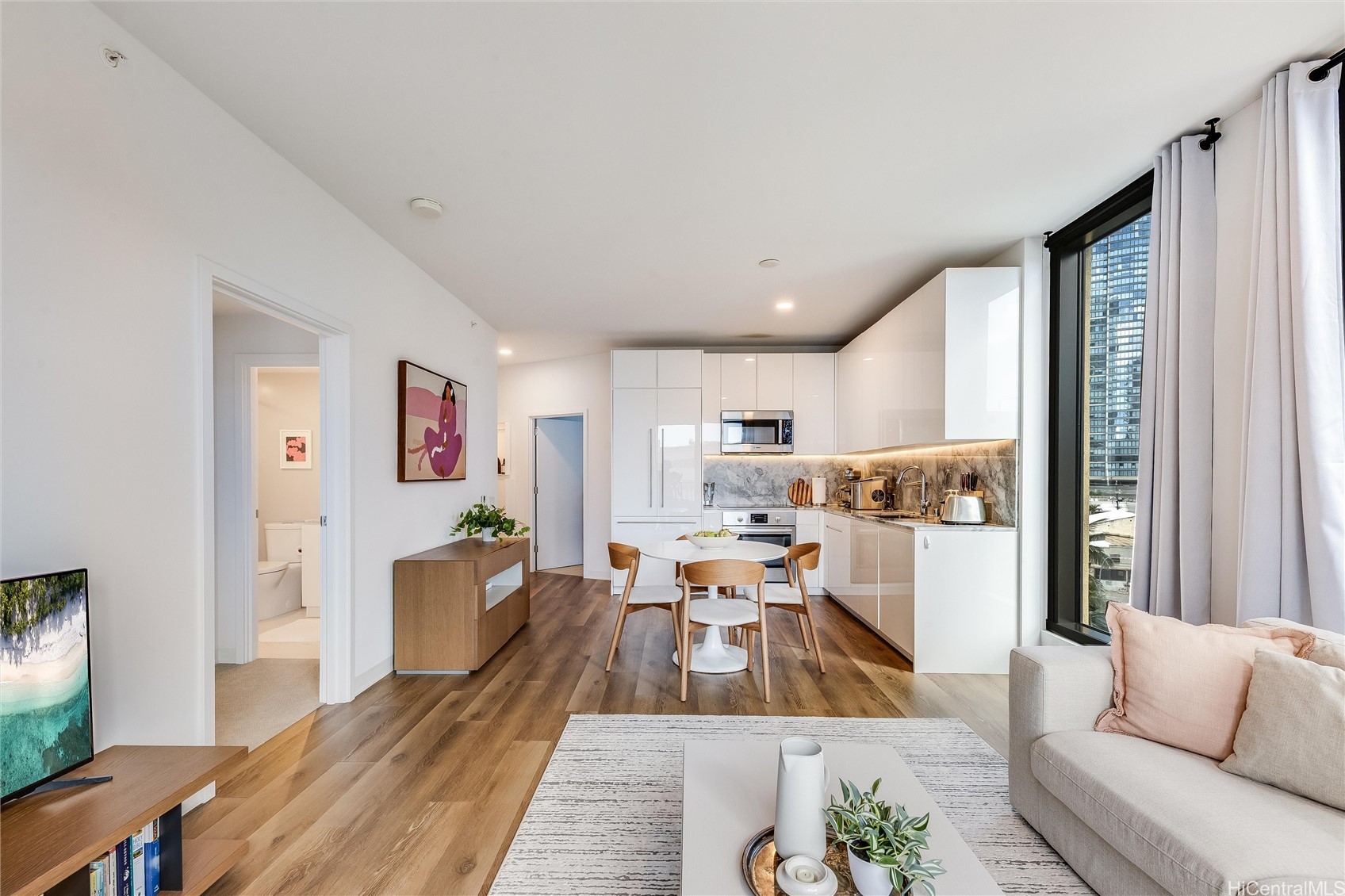 987 Queen Street 502