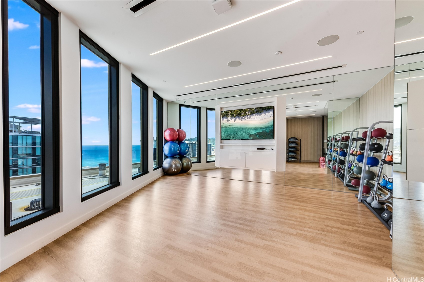 987 Queen Street 502