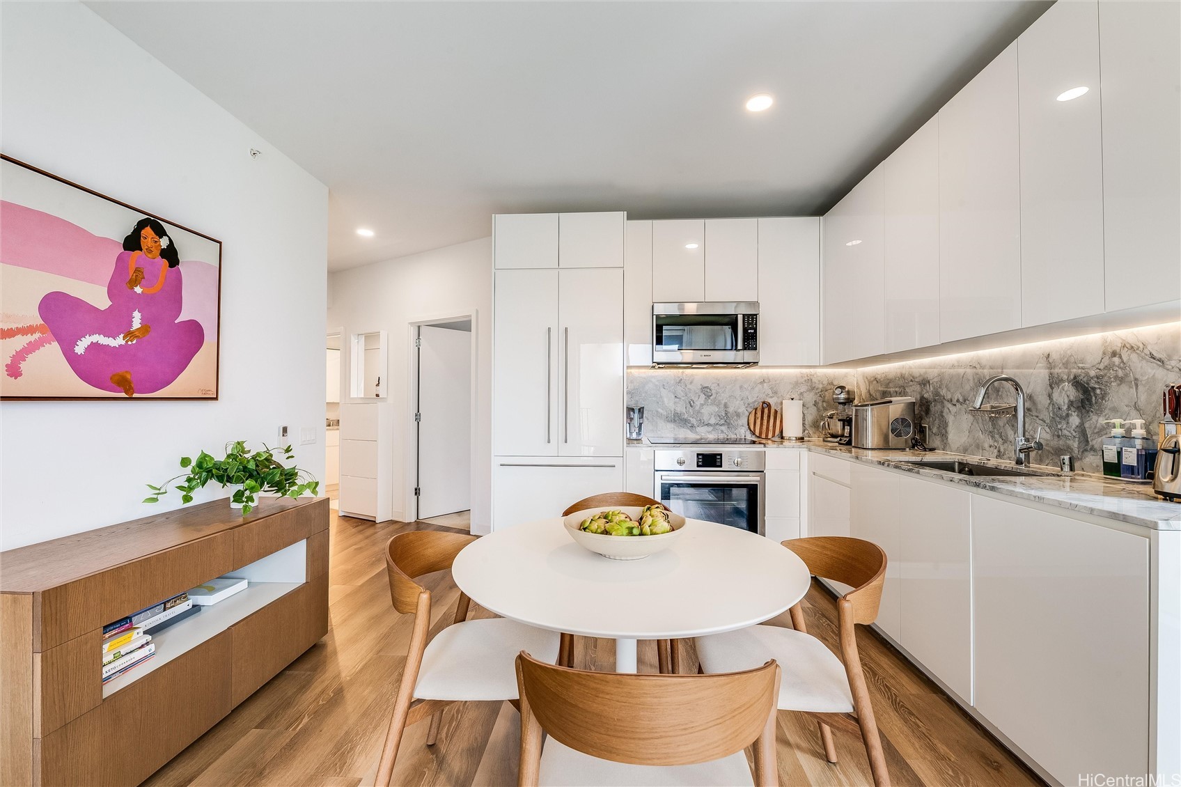 987 Queen Street 502