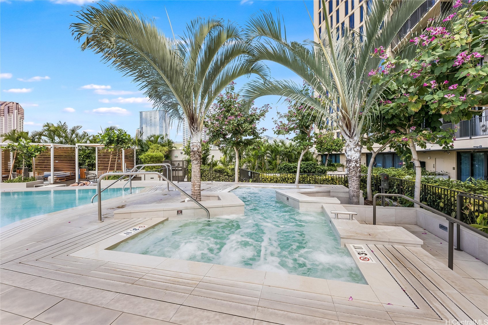 987 Queen Street 502