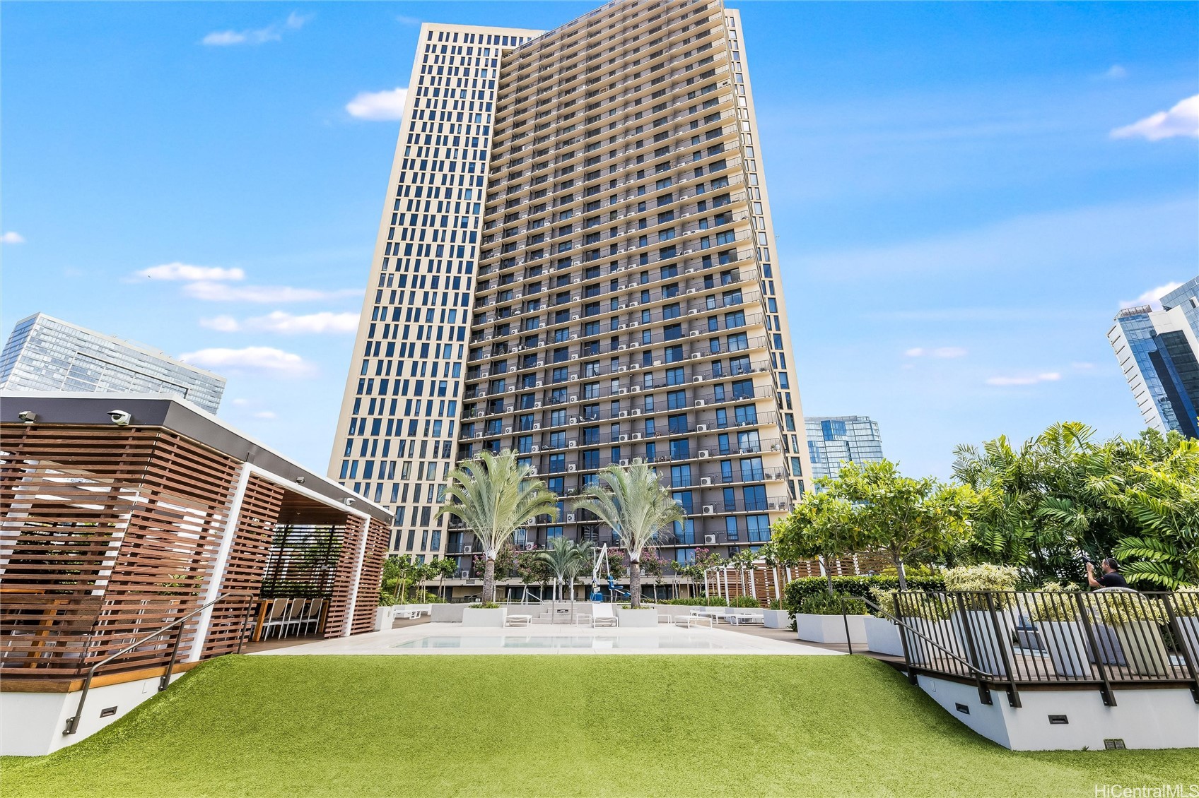 987 Queen Street 502