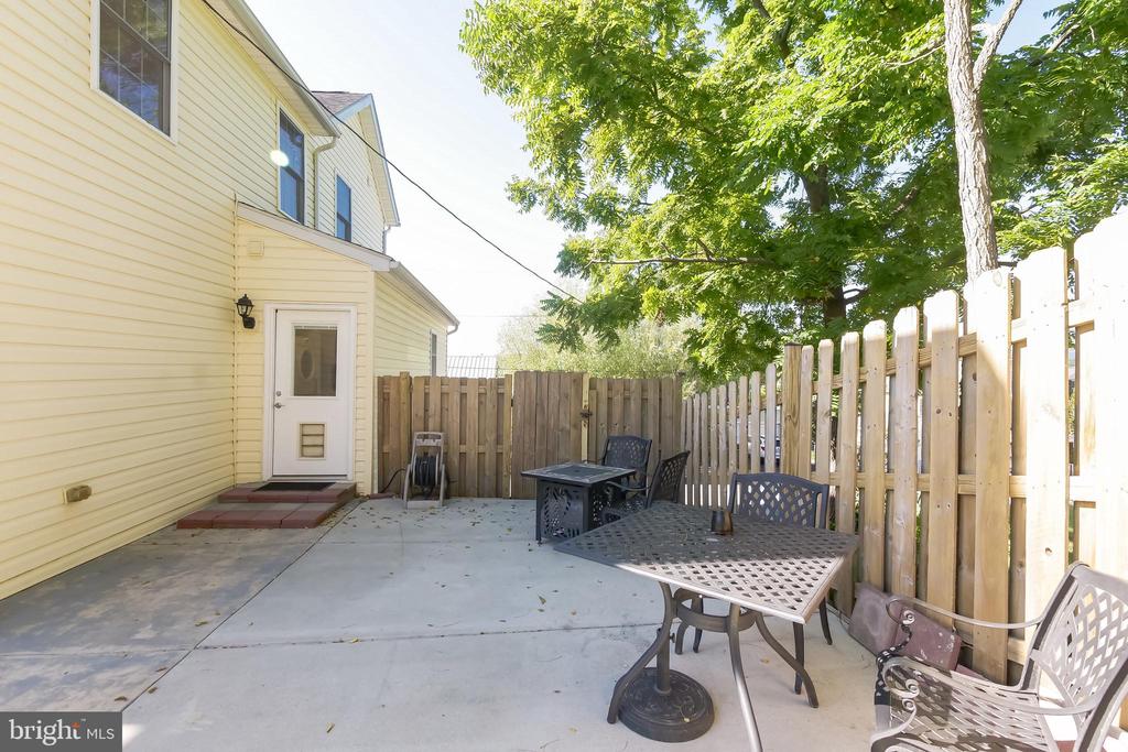 301 N MAPLE AVENUE