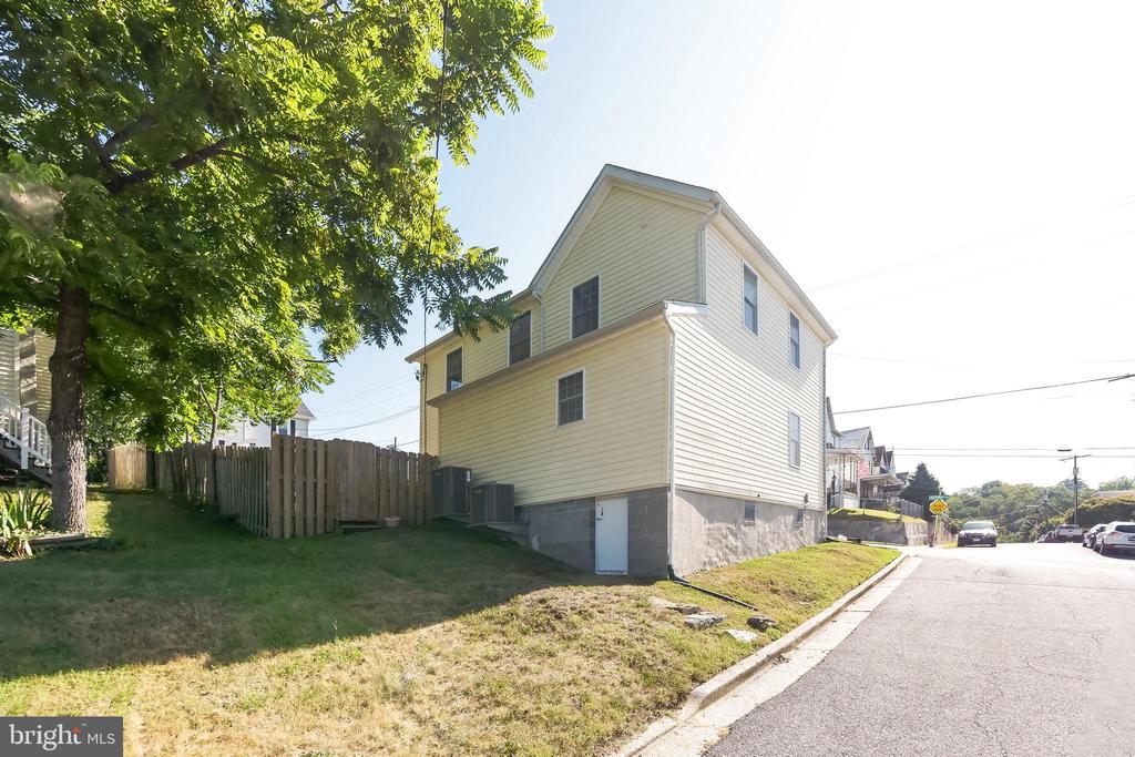 301 N MAPLE AVENUE