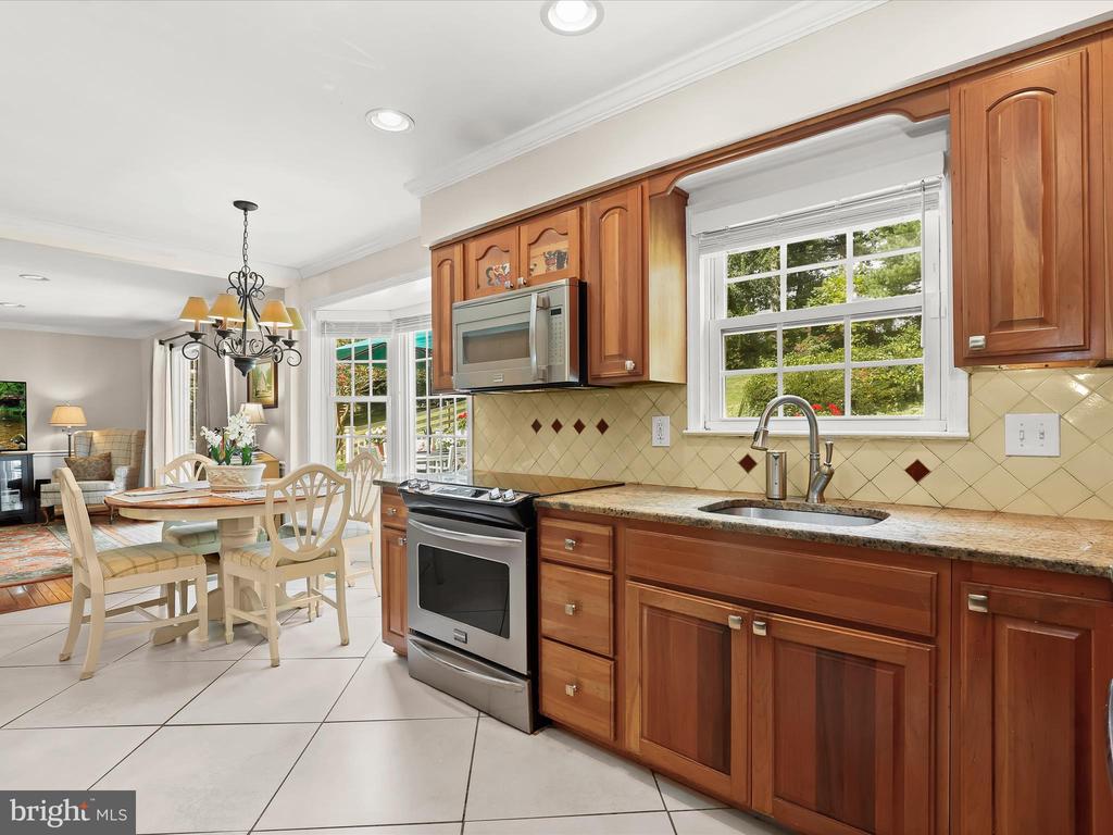 2123 ROUND HILL ROAD