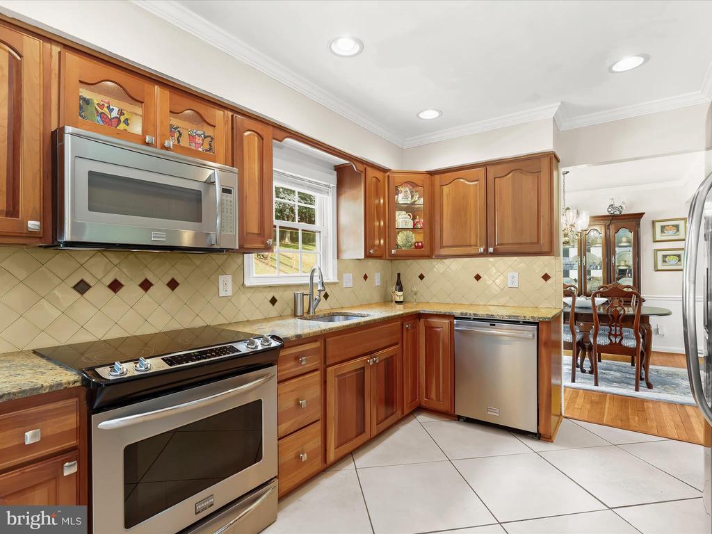 2123 ROUND HILL ROAD