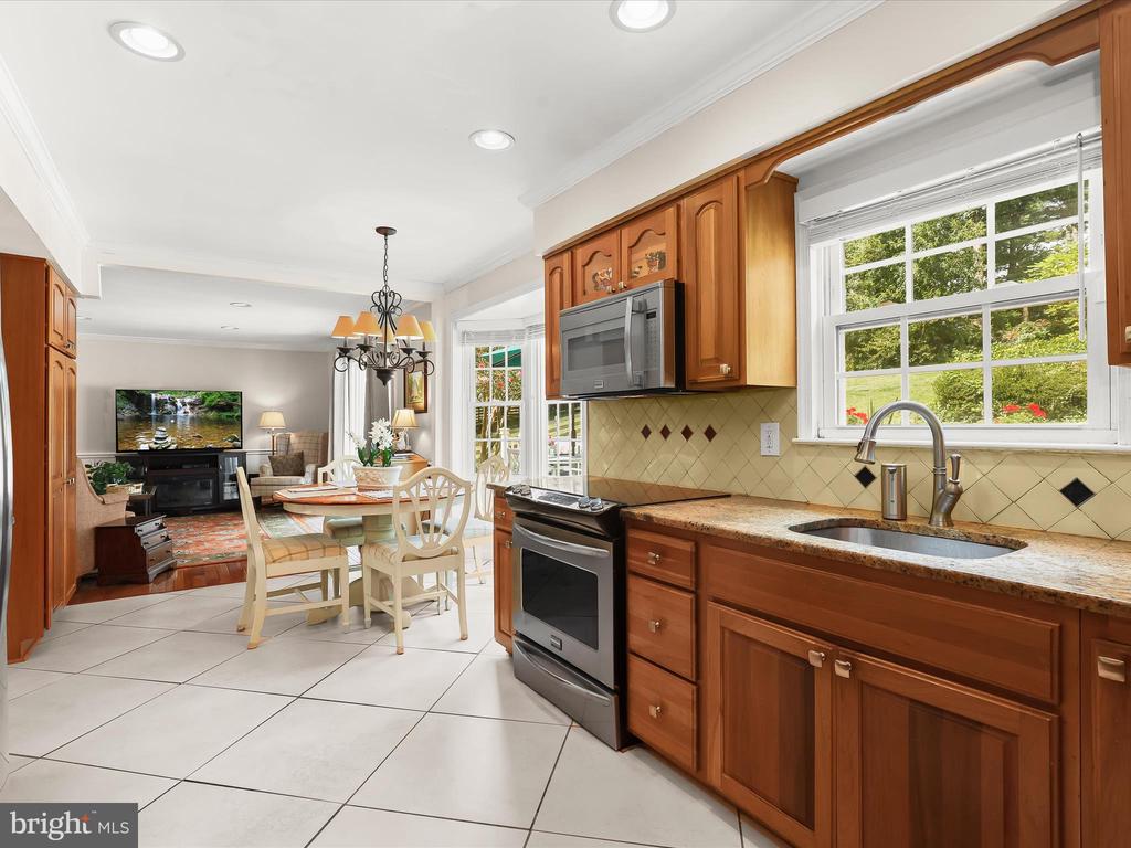 2123 ROUND HILL ROAD