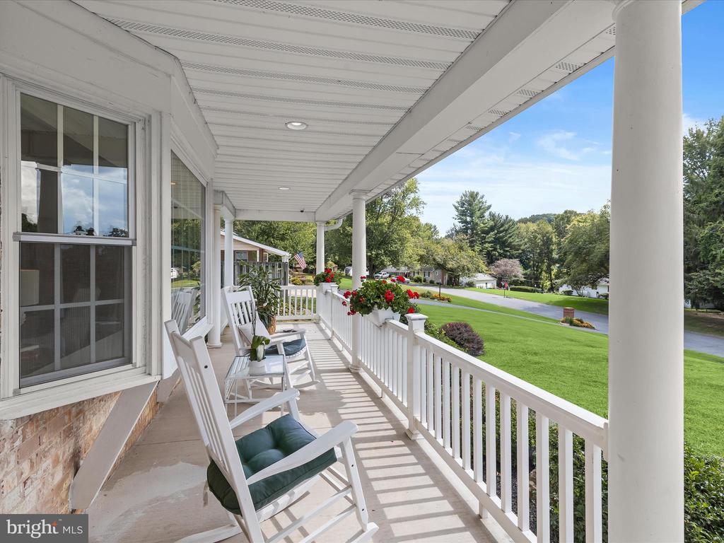2123 ROUND HILL ROAD