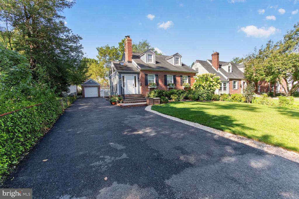 301 PINEWOOD AVENUE