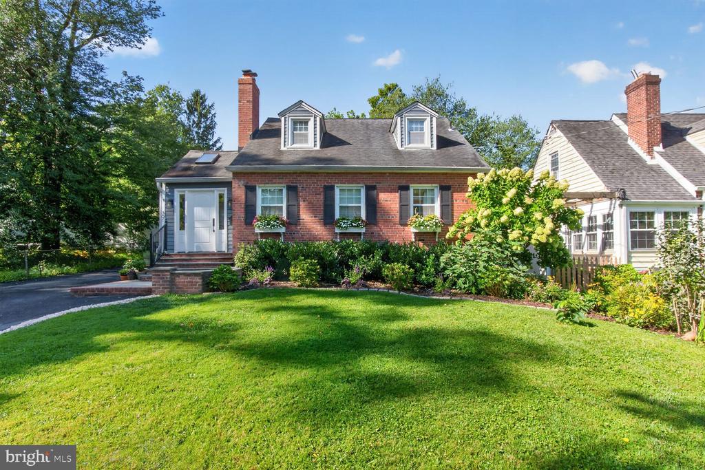 301 PINEWOOD AVENUE
